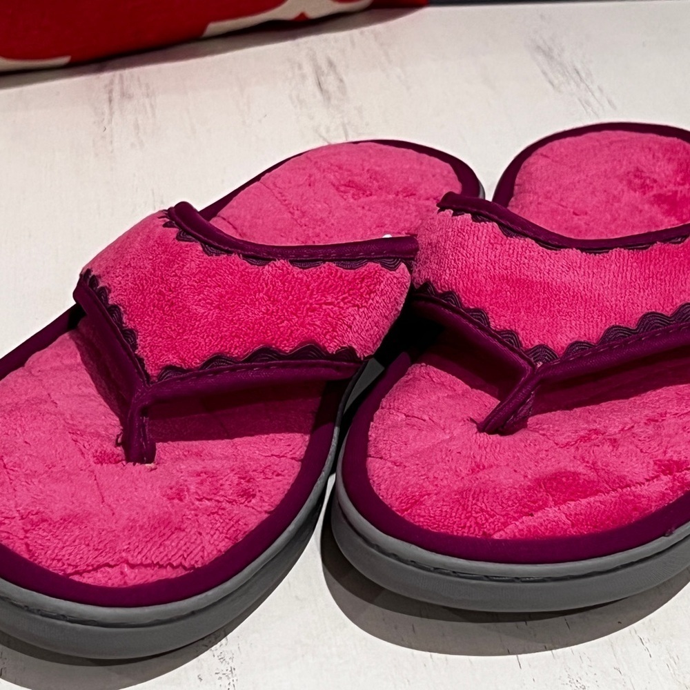 Dearfoams Pink Plush Slippers with Cushioned Footbed (NWOT) - Picture 2 of 6